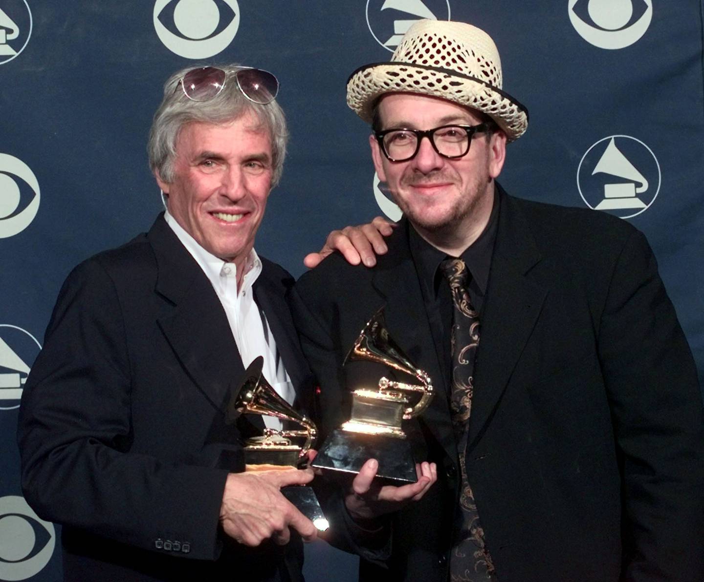 Burt Bacharach og Elvis Costello med Grammy-prisen de fikk sammen i 1999.