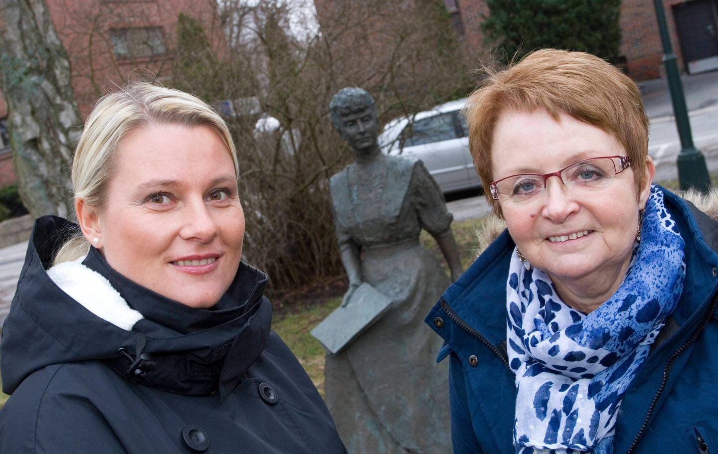 IKKE BARE FOR RØDSTRØMPER: Lisa Skaret og Hege Dubec er overbevist om at årets 8.mars markering er viktigere enn noen gang. 
Kvinnedagen 8.mars