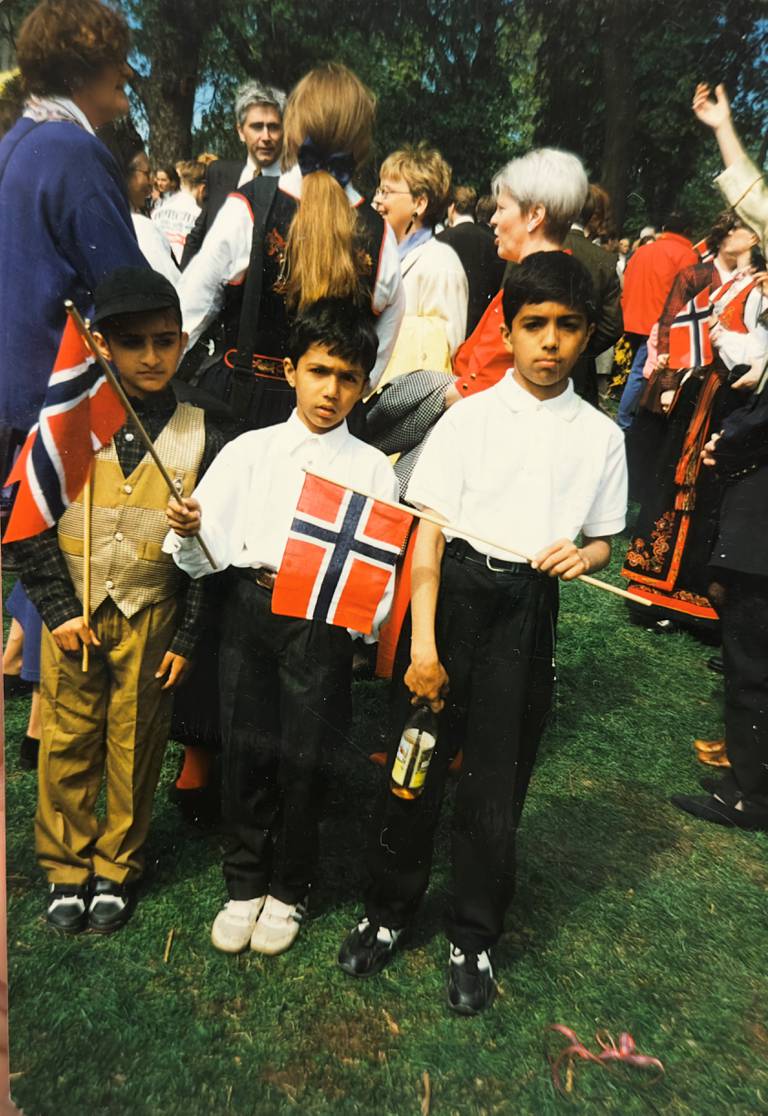 17. mai i Oslo. Usman i midten, og broren til høyre - til venstre en barndomsvenn.