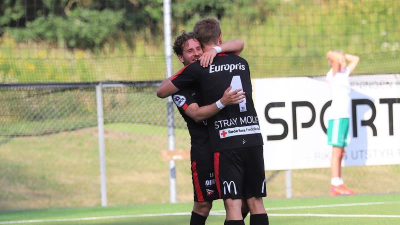 Ludvig Begby (t.v.) og Stian Stray Molde feirer førstnevntes scoring mot Kråkerøy i cupens første runde i 2021.