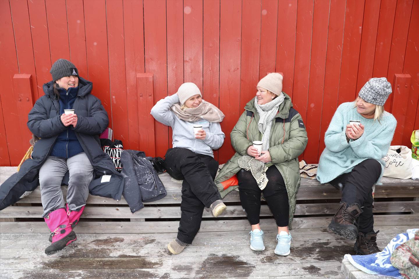 Det sosiale fellesskapet og kaffe- og tekosen etterpå er en viktig del av isbadingen for Erika Kurahachi (fra venstre), Marianne Storm, Trude Thorsdatter Hansen og Grete Sumstad.
