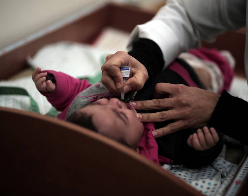 Mange palestinere får helsehjelp fra UNRWA. Dette barnet får vaksine på en UNRWA-klinikk i Gaza.