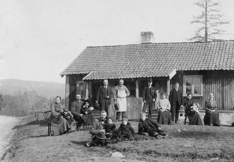 HUSMANNSPLASS VED MAKRELLBEKKEN CIRKA 1875: Det kunne bli trangt på en husmannsplass. FOTO: OSLO MUSEUM