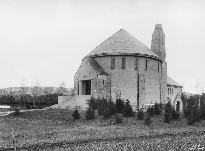 Vestre krematorium i 1910, året etter det var tatt i bruk. Det sirkelformete bygget i jugendstil ble tegnet av arkitekt Oscar Hoff. Da et nytt krematorium ble bygget på Vestre gravlund fikk det første krematoriet navnet Gamle krematorium fra 1930.