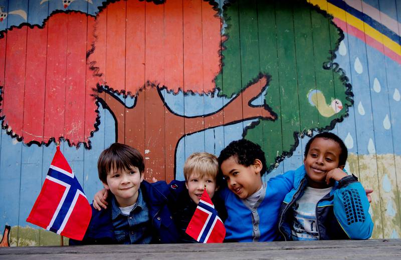 Markus (8), Einar (8), Josef (8) og Milkias (7) gleder seg først og fremst til å samle russekort på 17. mai. FOTO: FREDRIK BJERKNES