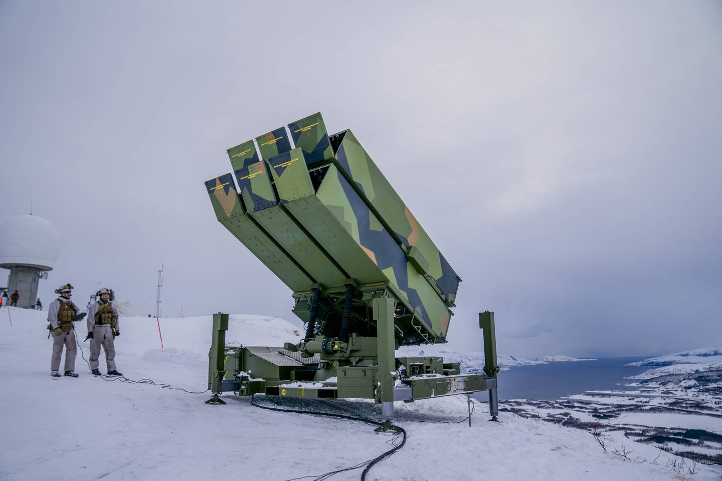 Her er vil luftvernsystemet Nasams satt opp på en fjelltopp ved Evenes flystasjon. Foto: Stian Lysberg Solum / NTB