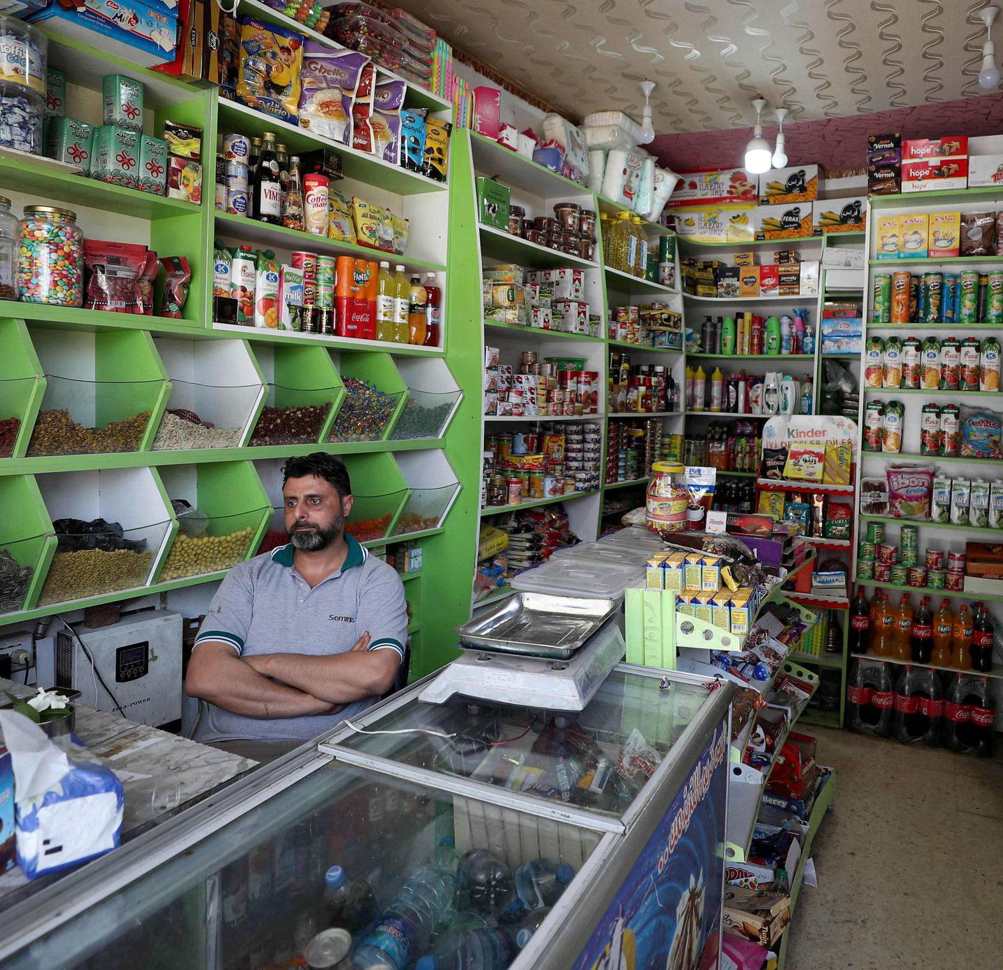 En syrisk kjøpmann venter på at kunder skal komme til butikken i byen Binnish i den nordvestlige provinsen Idlib i Syria. Bare siden april har den lokale valutaen falt med hele 70 prosent og folk opplever en akutt forverring av levekårene. Det har ført til nye demonstrasjoner mot det syriske regimet.