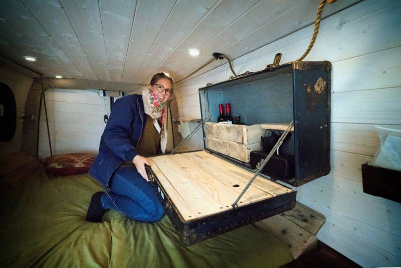 Den gamle kofferten på veggen fungerer som barskap, ladestasjon og frokostbord. Foto: Roy Storvik