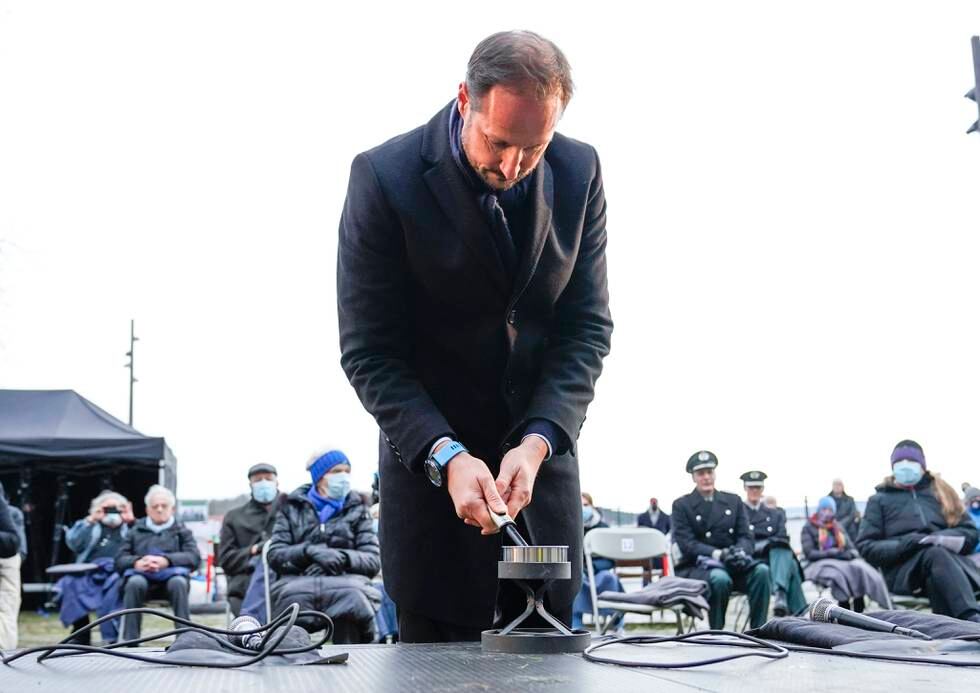 Kronprins Haakon deltar på fakkeltenning under markeringen av den internasjonale holocaustdagen på Akershusstranda i Oslo.
Foto: Håkon Mosvold Larsen / NTB