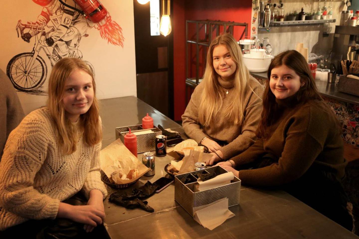 Venninnene Hannah Aukland (f.v.), Carina Ørnes og Mathilde Presthus koste seg med hver sin burger på Hekkan Burger Stavanger.