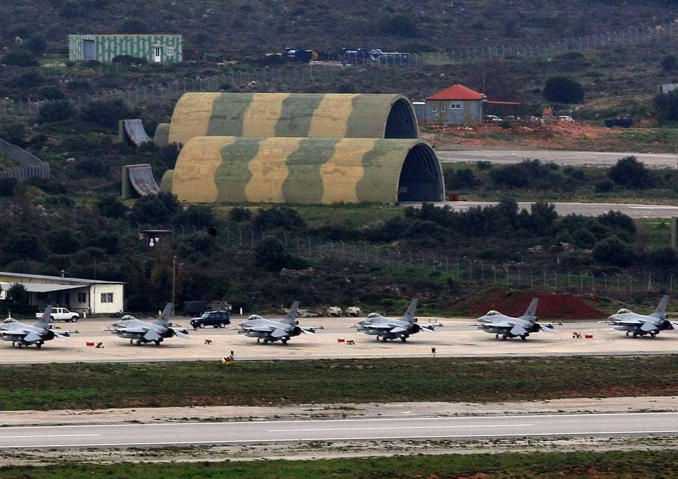 BASE: De norske F16-flyene som deltok i bombingen av Libya var stasjonert på Kreta. FOTO: COSTAS METAXAKIS/NTB SCANPIX