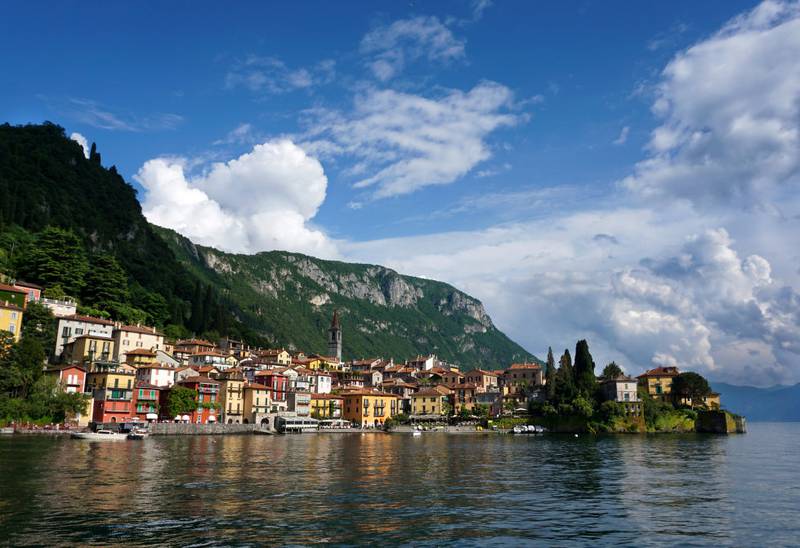Varenna og de andre landsbyene rundt Comosjøen er omgitt av høye, frodige fjell.
