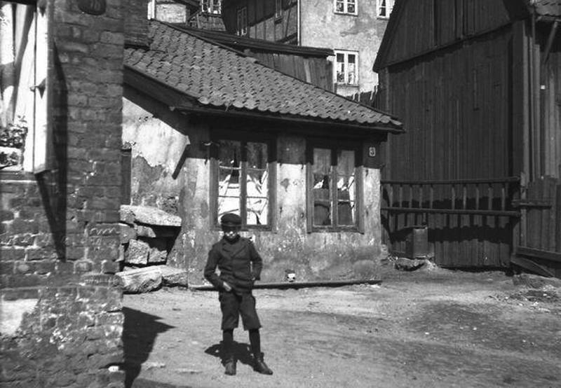 OPPVEKSTVILKÅR, 1910–20: Ungene som vokste opp på gamle Hammersborg fikk tidlig erfare livets skyggesider. 