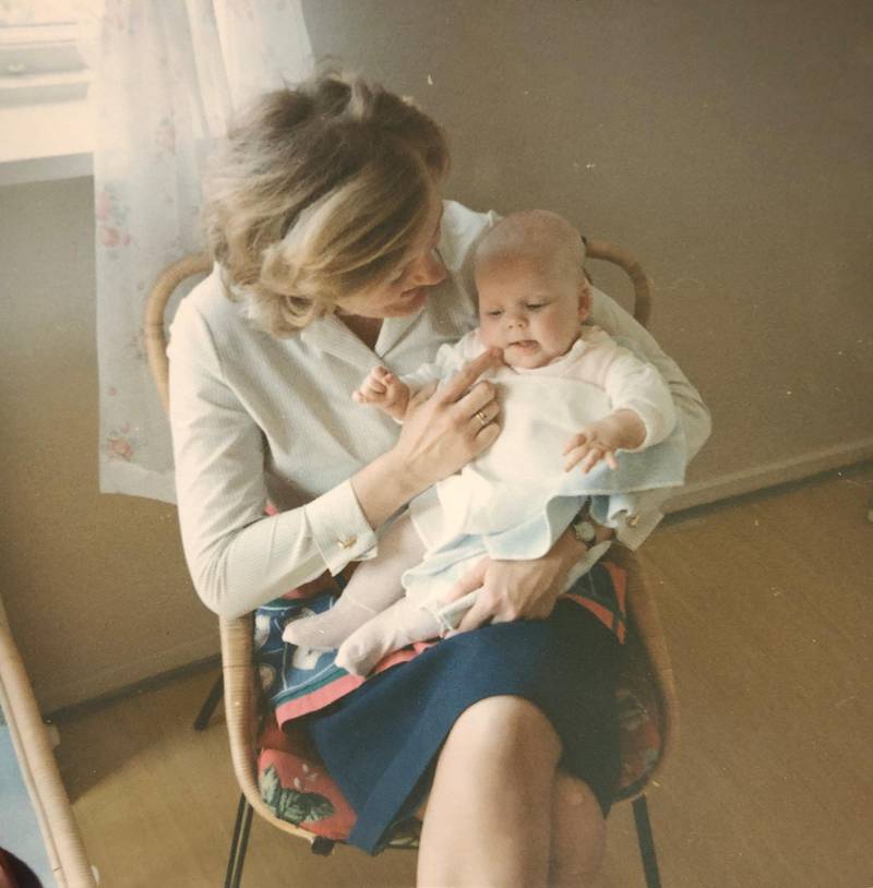 1966: Mamma og jeg på mitt barneværelse.
