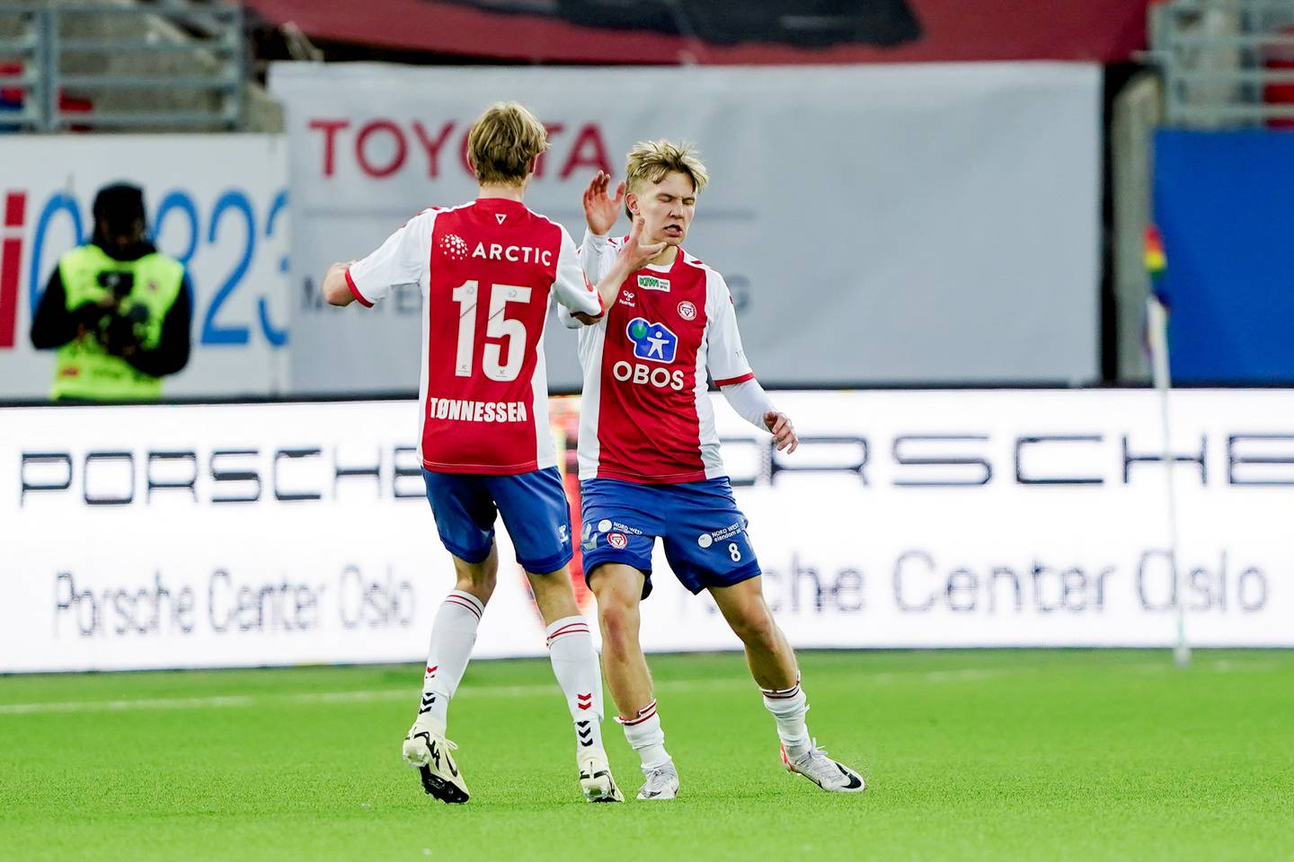 Simen Hestnes har nettopp scoret sitt første mål i Eliteserien da han satte inn 1-2 på Intility Arena.