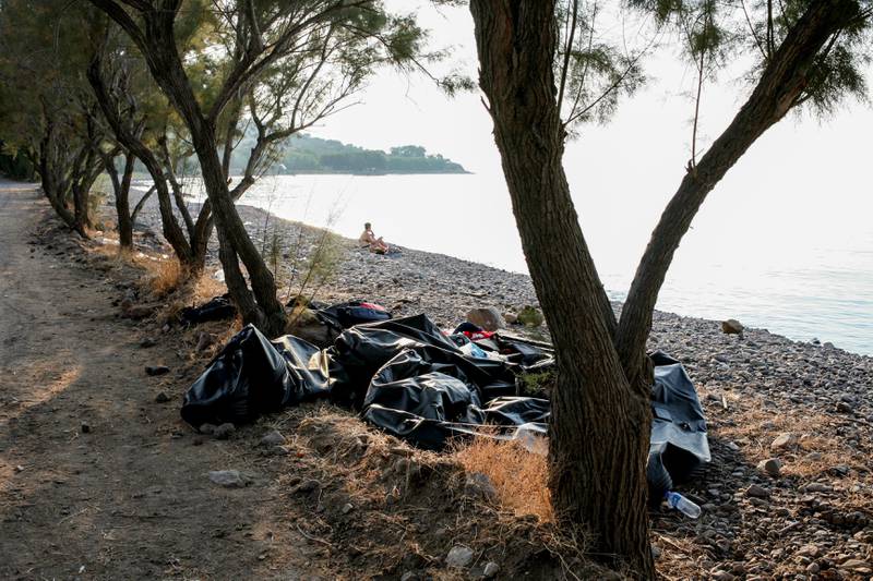 Badeturister og båtflyktninger lever side om side på Lesvos. Flere turister har valgt å forlenge ferien og hjelpe flyktningene. Foto: Heidi Taksdal Skjeseth