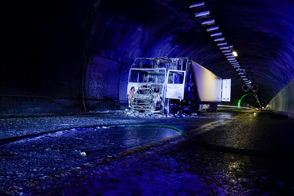 Følgeskader etter et brudd i mellomakselen på kjøretøyet var årsaken til brannen i et vogntog i Oslofjordtunnelen i august i fjor. Foto: Håkon Mosvold Larsen / NTB
