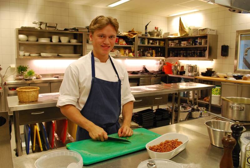 MATFRELST: Fredrik Hansen (19) forteller at han bestemte seg for å bli kokk da han var 11–12 år, og trives godt som lærling på kjøkkenet ved kurs- og konferansesenteret Borregaard Hovedgård i Sarpsborg.