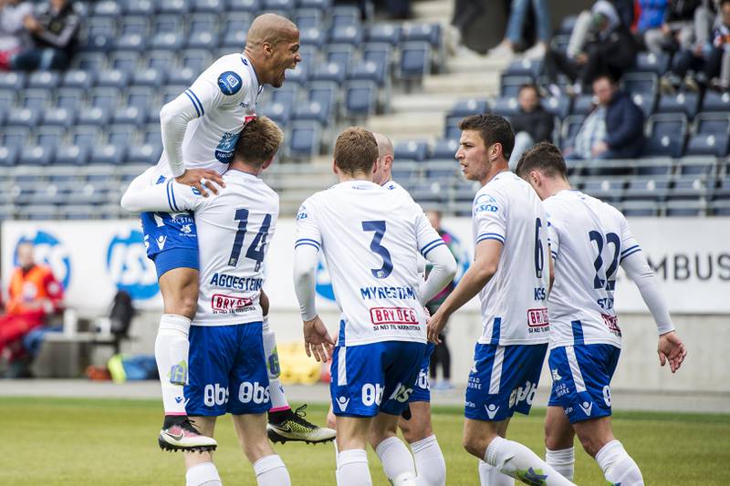 FKH-spillerne jubler for dagens første mål, scoret av Torbjørn Agdestein (nummer 14). Foto: Carina Johansen / NTB Scanpix.