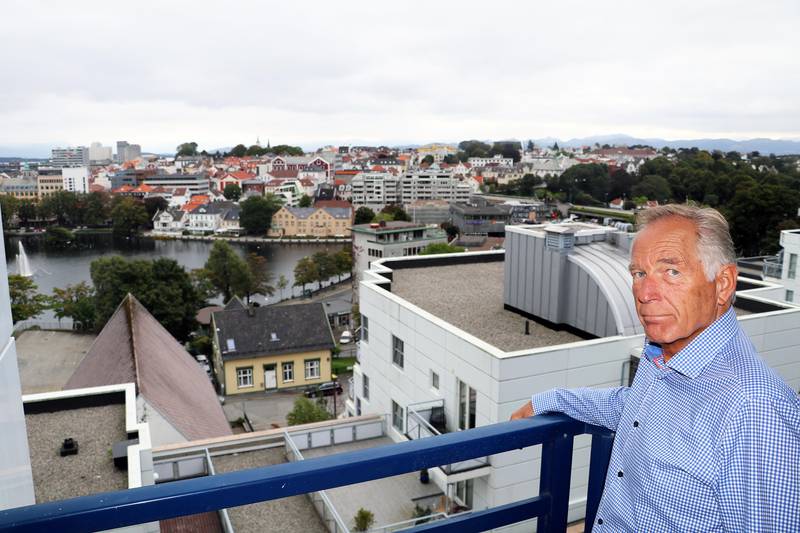 Styremedlem Egil Thomsen på sin balkong i 5. etasje i St. Olavs gate nr. 7. Kontorblokken til Base Property kan bli høyere enn dagens St. Olav-blokker. FOTO: STEIN ROGER FOSSMO