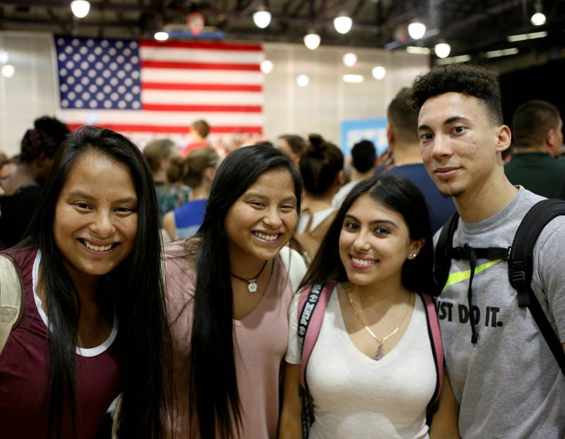 USIKRE: Vanessa og Erika Romero (19), Brigitte Olivares (18) og Brian Monzon (19) håper Hillary Clinton vil gjøre det billigere å studere. Men de har ikke bestemt seg for hvem de skal stemme på 8. november.