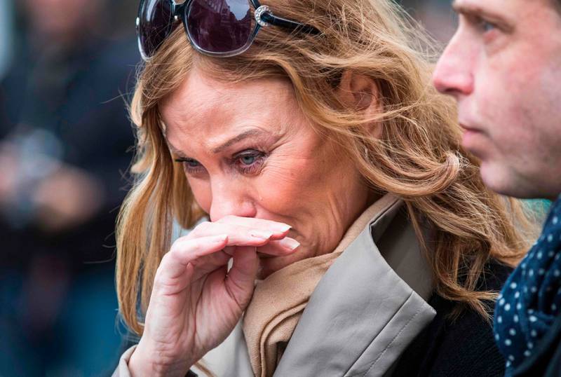 GRÅTER: En kvinne gråter etter å ha lagt ned blomster etter angrepet i Stockholm.