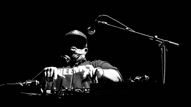 DJ Premier loset folket gjennom kvelden, og hyllet rappens avdøde guder en etter en.