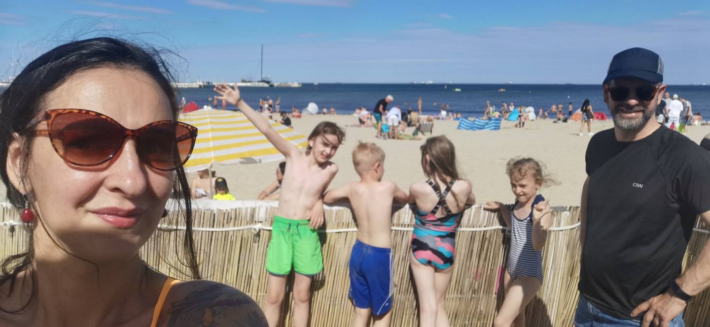 Daria Maria Szymaniuk og samboeren Rune Askeland har tatt med sine til sammen seks barn til Polen. Der har de blant annet kost seg på stranden i Sopot.