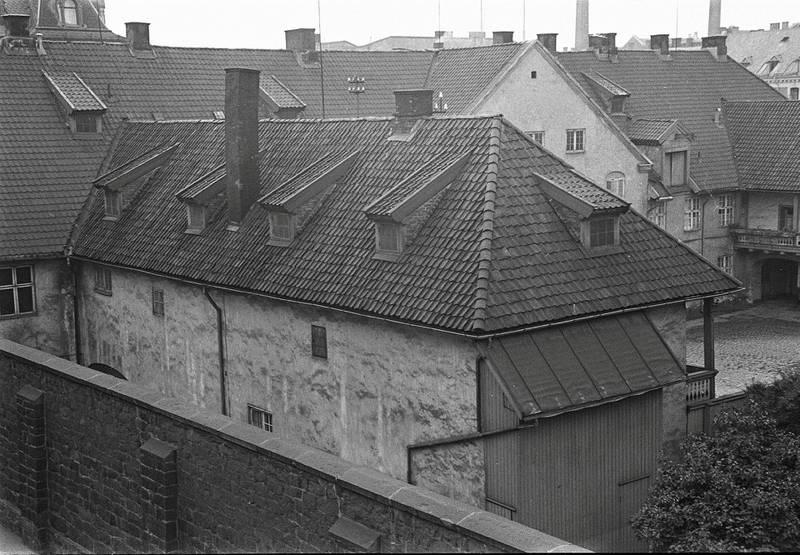 Tukthuset i Storgata 33 var omkranset av en ringmur rundt hele kvartalet. Foto fra 1938, like før bygningen ble revet.