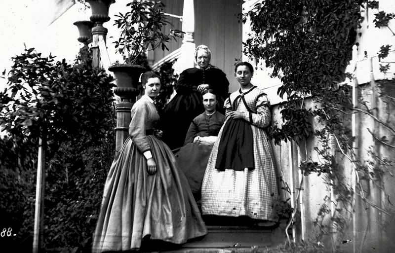 Johanne Caroline Onsum fotografert ved sommerboligen på Hvite-Kværner cirka 1863–83, antakelig sammen med tre av døtrene.