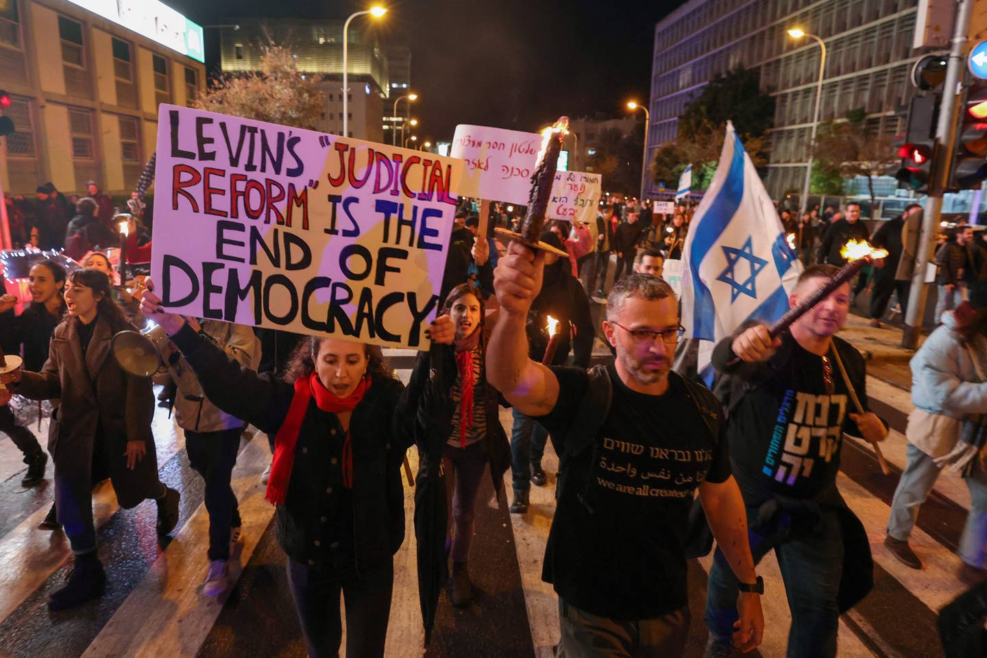 Demonstranter hadde blant annet med seg en plakat med påskriften «Levins "rettsreform" er slutten på demokratiet».