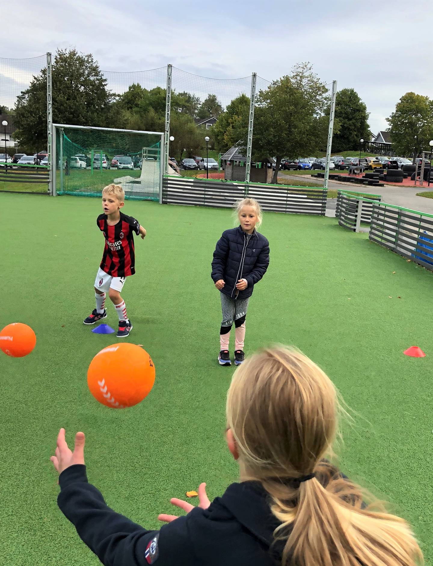 Håndballforbundets "Kast ballen" skal inspirere elevene til mer lek med ball og dermed mer aktivitet, noe Anton Elias Ottersten og Iben Hauge Ekelund ved Ambjørnrød skole ser ut til å sette pris på.