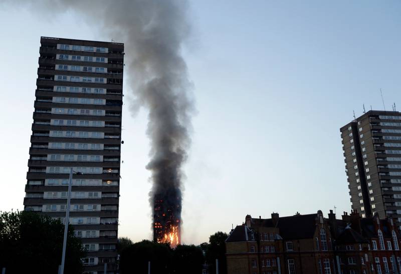 Over 200 brannfolk jobber for å stanse en kraftig brann i en 24 etasjer høy boligblokk i London med 120 leiligheter.