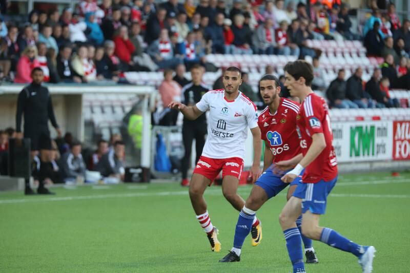 Ayoub Aleesami (t.v.) ble matchvinner for Fredrikstad mot sine gamle lagkamerater.