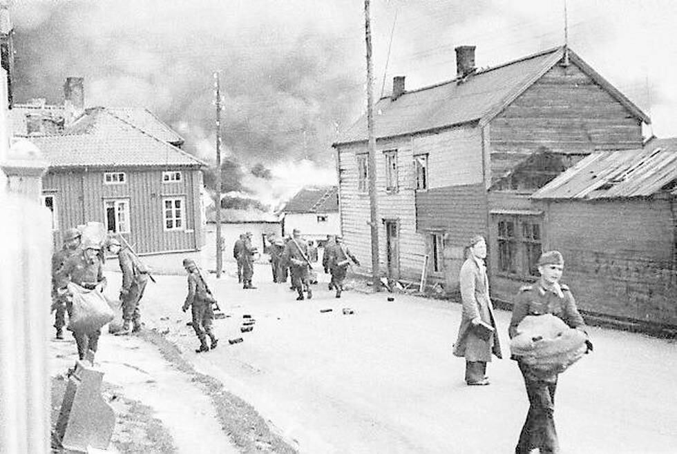 Finnmark ble tvangsevakuert og nedbrent mot slutten av 2. verdenskrig. Nå viser nye opplysninger at ordren kom fra øverste hold i Nazi-Tyskland. FOTO: KRIGSARKIVET/NTB SCANPIX