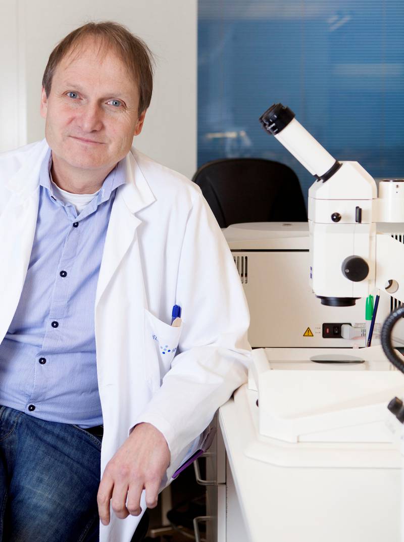 Professor i nevrologi, Tormod Fladby, mottar pris for sin demensforskning. Nå er han i ferd med å utvikle en blodprøve som kan hjelpe med å avdekke tidligere stadier av demens.