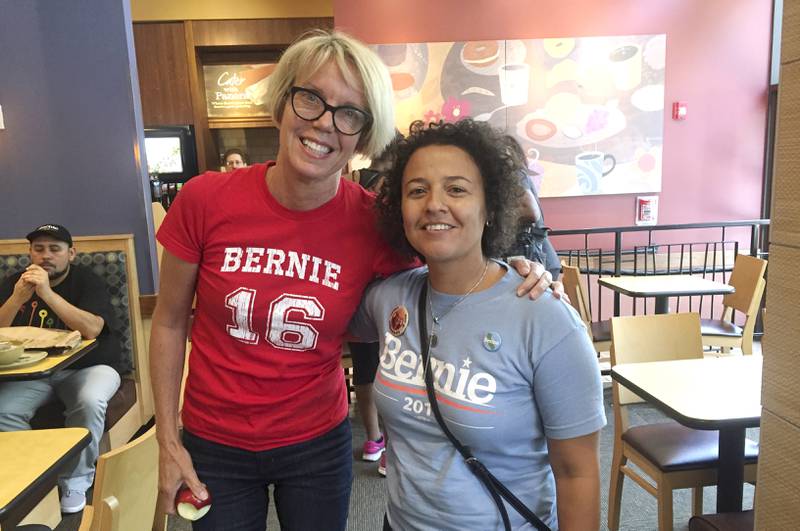 SKUFFET: Bernie-supportere Pamela Tharaldsen (t.v.) og Lorraine Salas fra California vet ikke om de vil stemme på Clinton i november. 