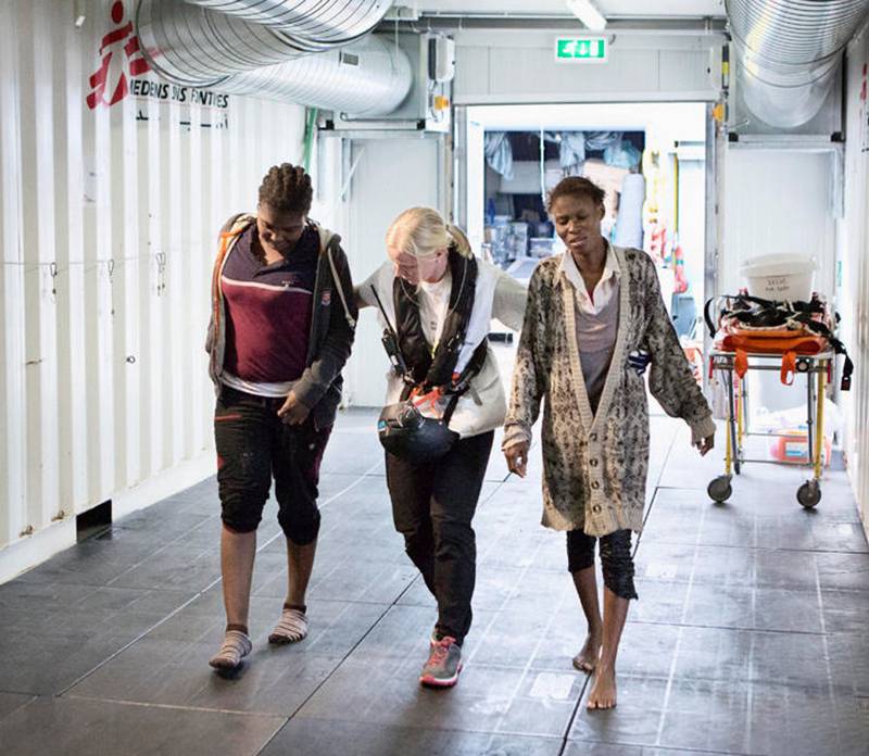 REDDET: Sykepleier Sissel Overvold fra Leger uten grenser reddet mange fra drukning. Hun kaller utviklingen «trist». Her hjelper hun to kvinner ombord. FOTO: ALESSANDRO PENSO/MSF