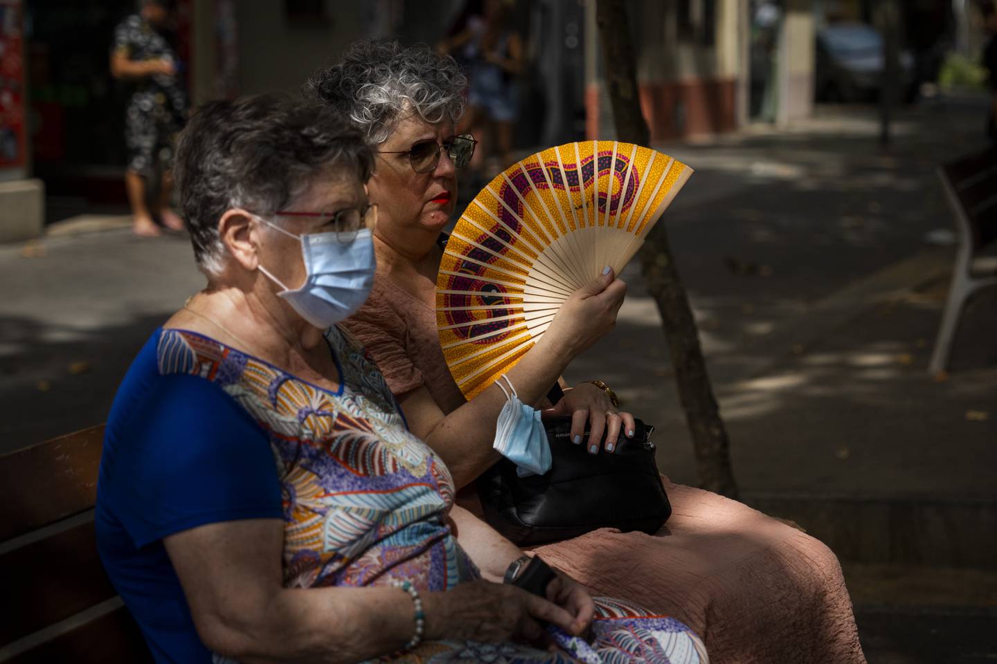 Det har vært varmt i Spania i sommer. Her kjøler to damer seg ned i Barcelona.