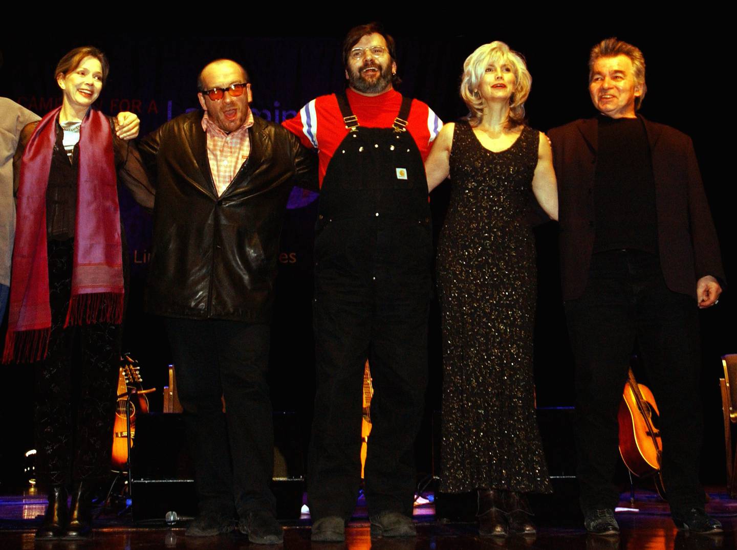 I Oslo konserthus for kampen mot landminer i 2002: Nanci Griffith, Elvis Costello, Steve Earle, Emmylou Harris og John Prine