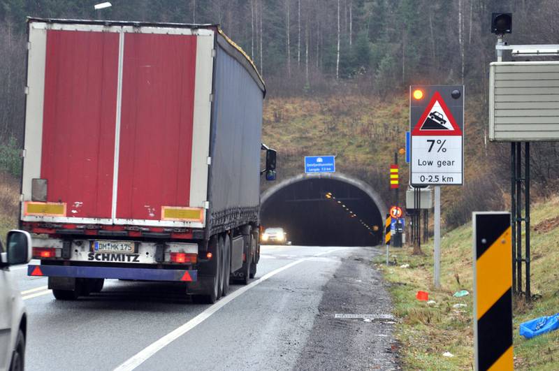 Bratt: Oslofjordtunnelen er så bratt at den har skapt problemer for lastebiler og vogntog en rekke ganger. FOTO: KJELL WOLD, STATENS VEGVESEN