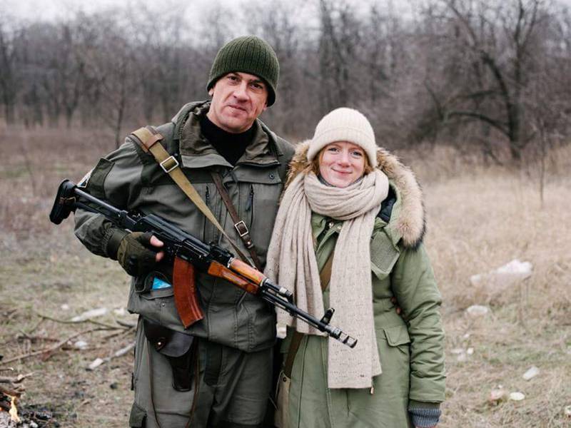 Menneskemøter er noe av det viktigste for Fatland. Her med en soldat i Donetsk. 