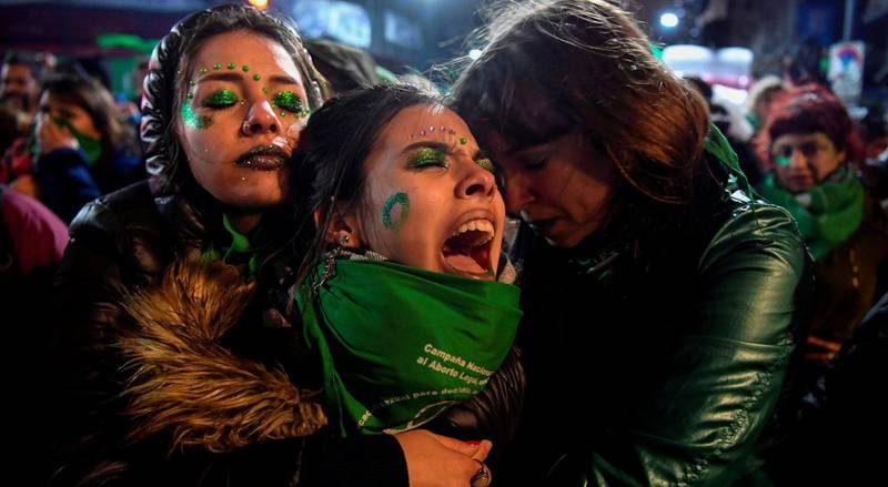 Aktivister som ønsket å tillate abort trøster hverandre etter nederlaget i Senatet i Buenos Aires. Men mange mener kampen ikke er over.