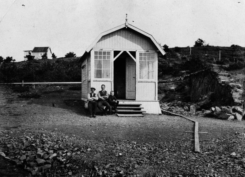 De første lovlige øyhyttene hadde bare 2,5 m x 3,5 m i grunnflate, men var rein luksus sett i forhold til teltene. Noen supplerte arealet med egne kjøkken- og soveromstelt. Bildet er fra Lindøya omkring 1925–30. 