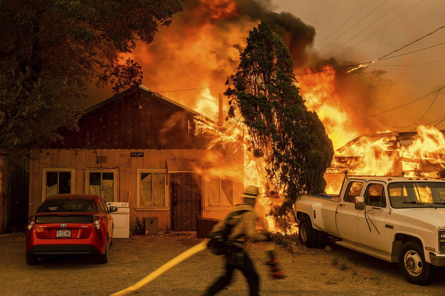 En bolig blir tatt av flammene under en skogbrann i Doyle i California 10. juli. Klimaendringene har bidratt til å øke risikoen for skogbranner i California.