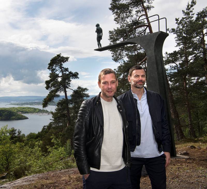 Michael Elmgreen og Ingar Dragset er fornøyd med plasseringen av den nye skulpturen i Ekebergparken. De stilte opp i regnet så fotografen fikk gjort jobben sin.
