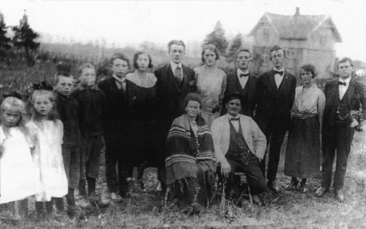 Ekaas var en stor og toneangivende familie på Årum. Her sees Olga og Henrik Ekaas med sin store barneflokk omkring 1920.