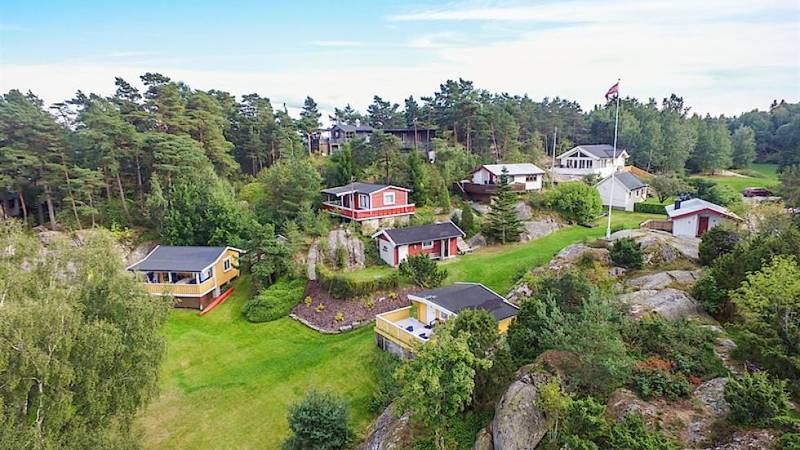 Fire hytter på Karlsøya ligger nå ute til salgs for til sammen 22 millioner kroner.