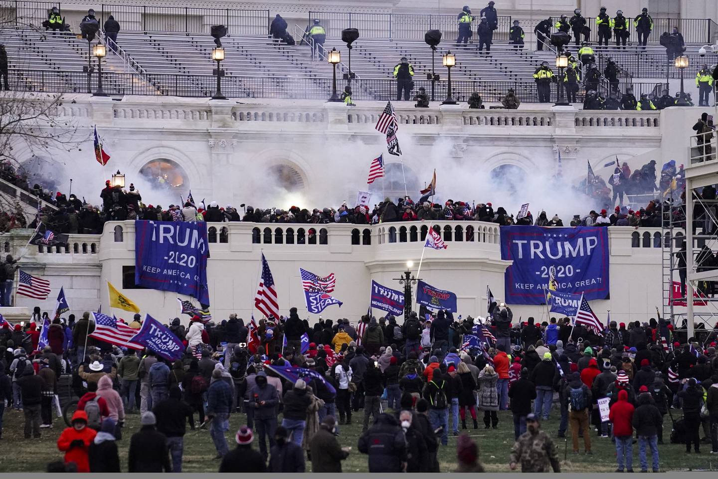 Trump-bannere henger på Kongressbygningen 6. januar 2021, der flere tusen mennesker stormet bygget dagen Joe Bidens valgseier skulle godkjennes.