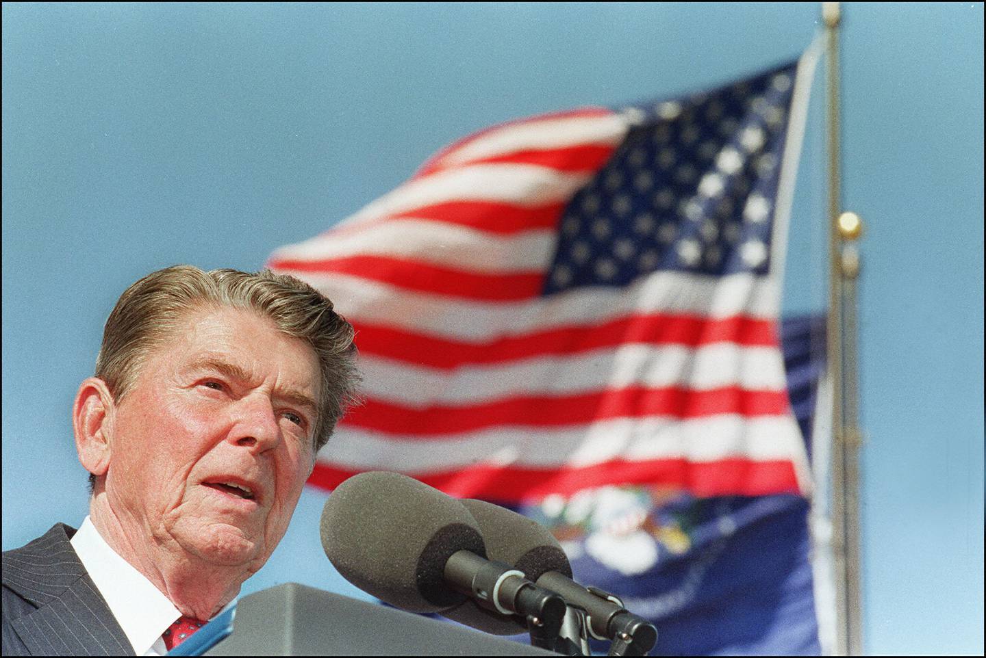(FILES) File photo dated 04 November, 1991 shows US President Ronald Reagan giving a speech at the dedication of the library bearing his name in Simi Valley, California. Reagan broke his right hip late 12 January, 2001 after a fall in his home. He is listed in stable condition and will undergo surgery at St. John's Health Center in Santa Monica, CA, 13 January. Reagan will turn 90 on 06 February. He was US president from 1981 to 1989 and retreated from public life after it was revealed he was suffering from Alzheimer's disease. AFP PHOTO FILES-J. DAVID AKE